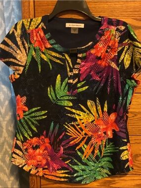 Allison Daley Black Tropical Floral Short Sleeve Top with Multicolor Print